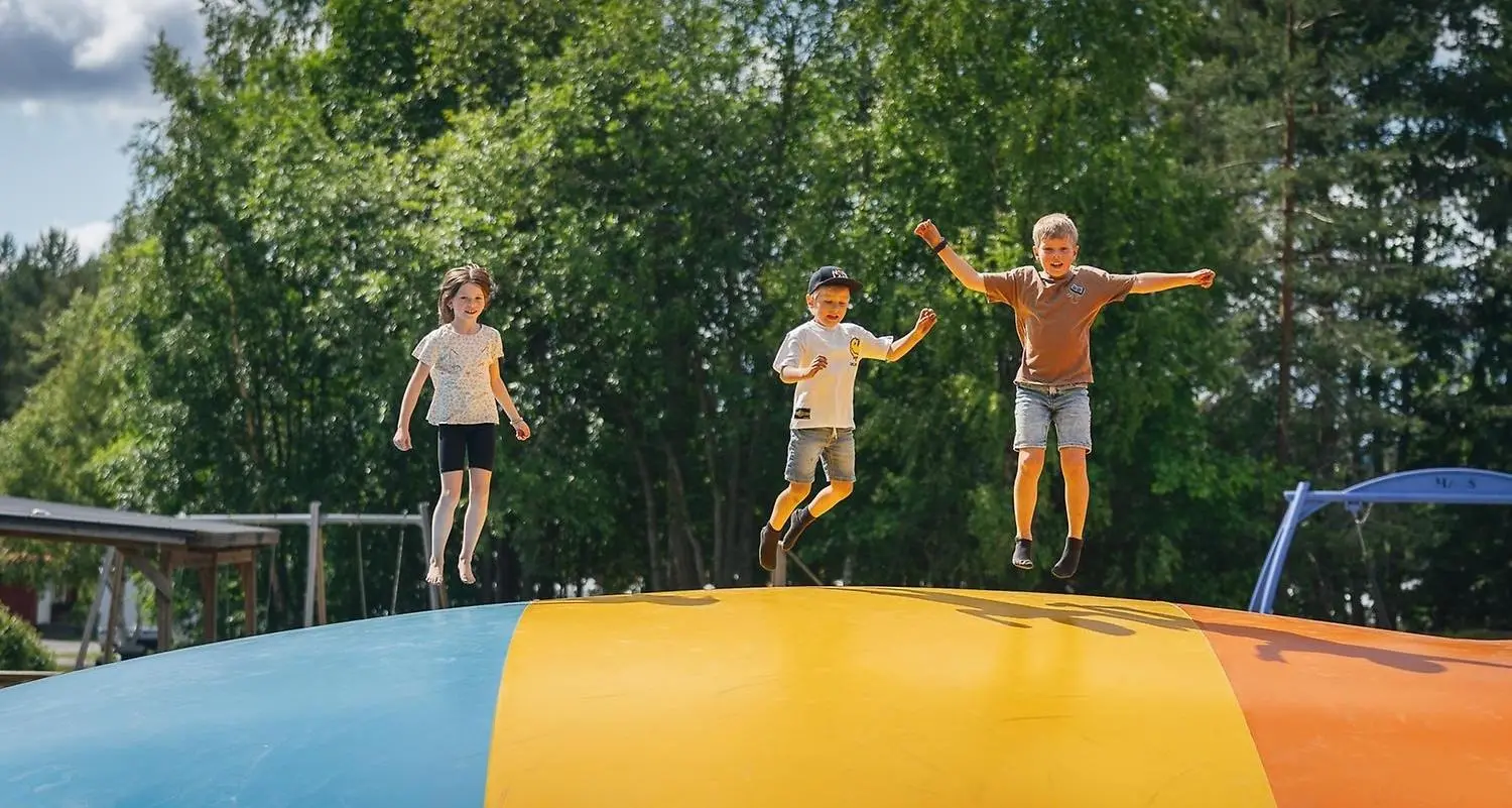 Barn som hoppar på en trampolin. 