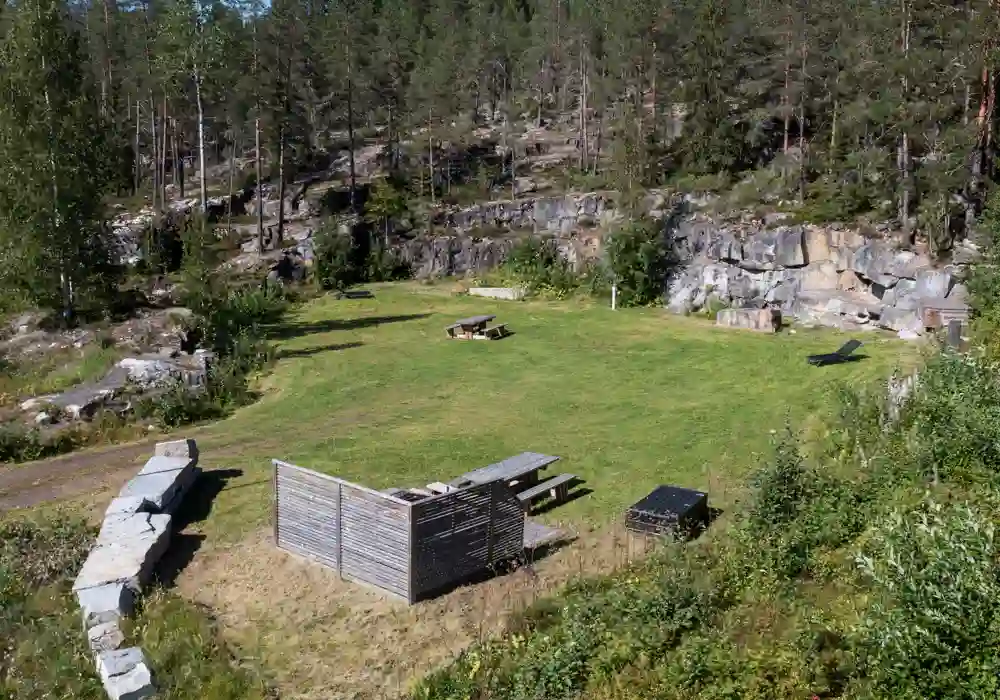 Campa avskilt med egen grönyta, söderläge med sol hela dagen och skydd av stenvägg upp mot berget.