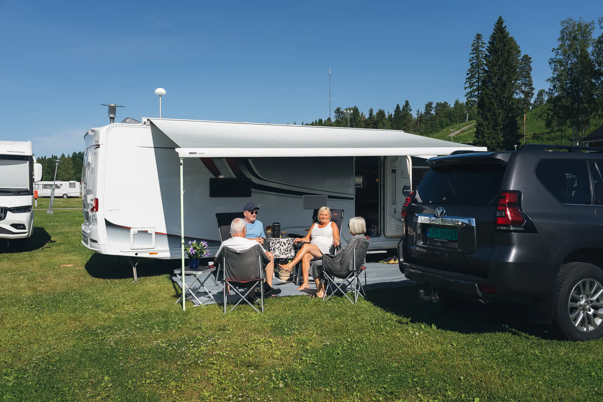 Campa avskilt med egen grönyta, söderläge med sol hela dagen och skydd av stenvägg upp mot berget.