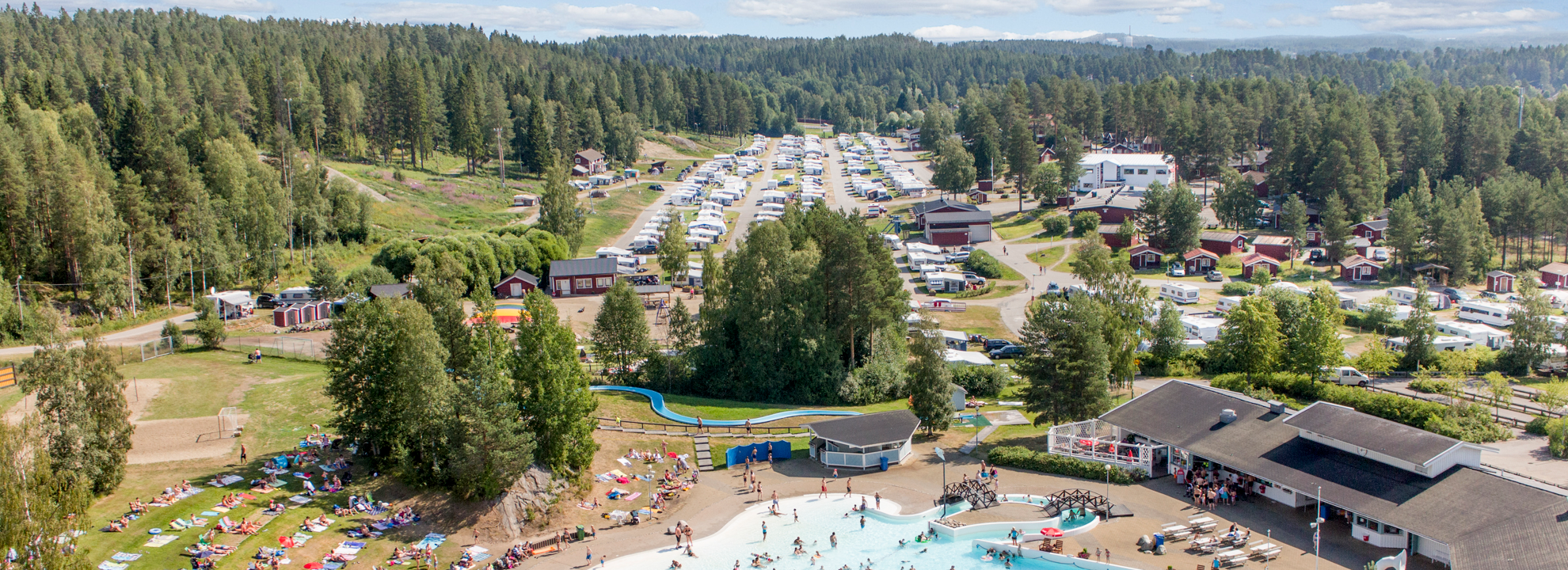 Flygbild över en vintrig camping