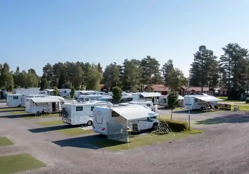 Husbilar som står på campingplatser