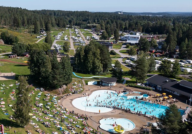 Vitbergsbadet med campingen i bakgrunden.