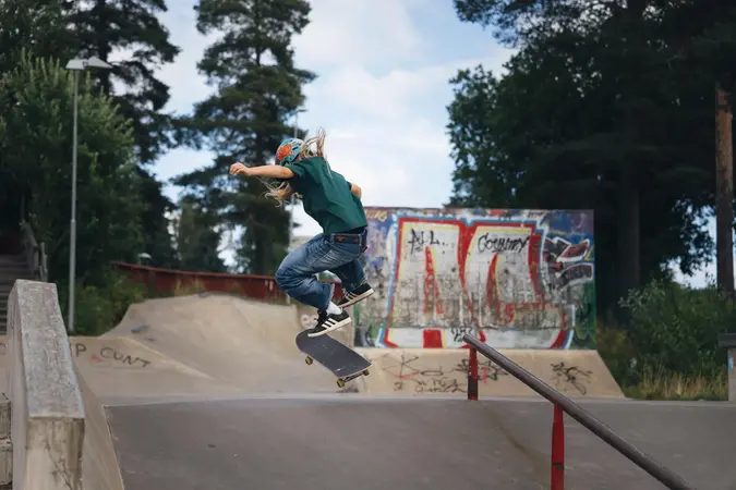 En skejtare som gör ett hopp på skateboard