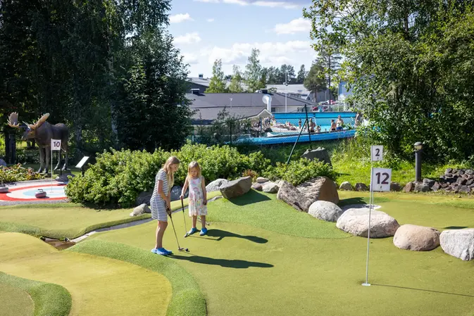 Barn som spelar äventyrsgolf