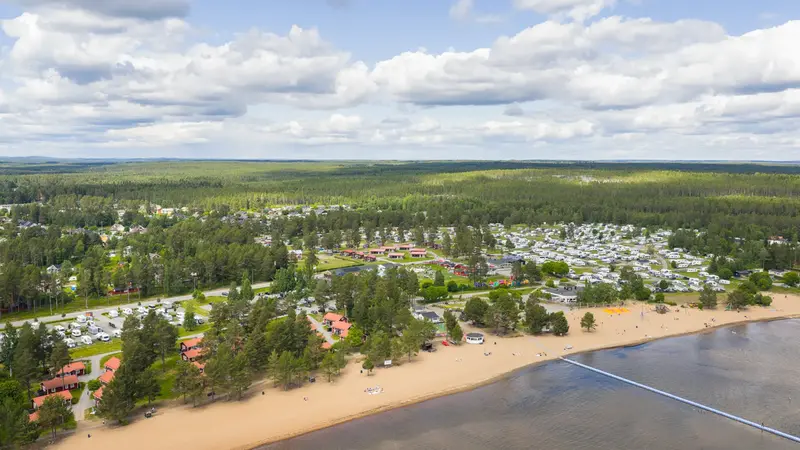 Flygbild över stranden på Byske havsbad