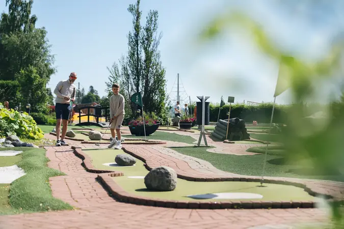 Personer som spelar minigolf