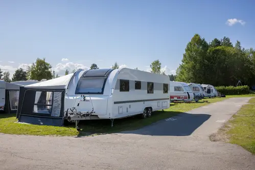 Husvagnar som står uppradade på campingen