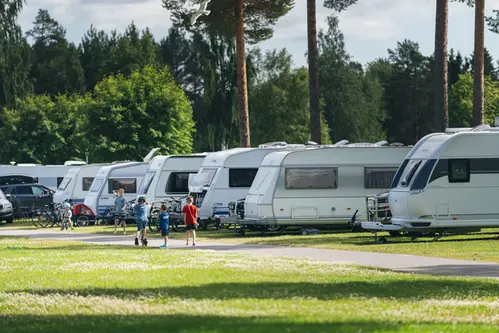 Husvagnar som står uppradade bredvid varandra på campingen